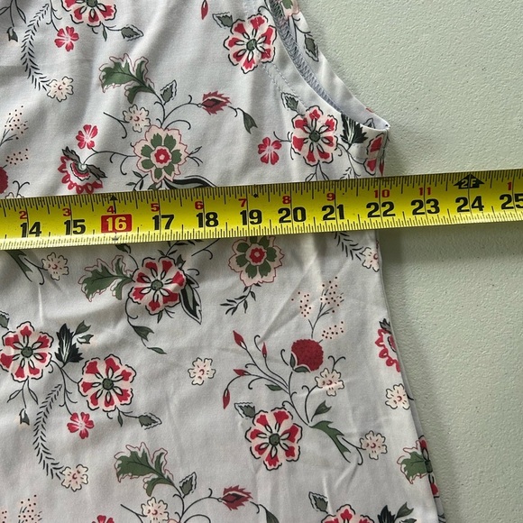 NWT! Lavender floral sleeveless V-neck, mock shoulder, top size 12 or large - Picture 6 of 8